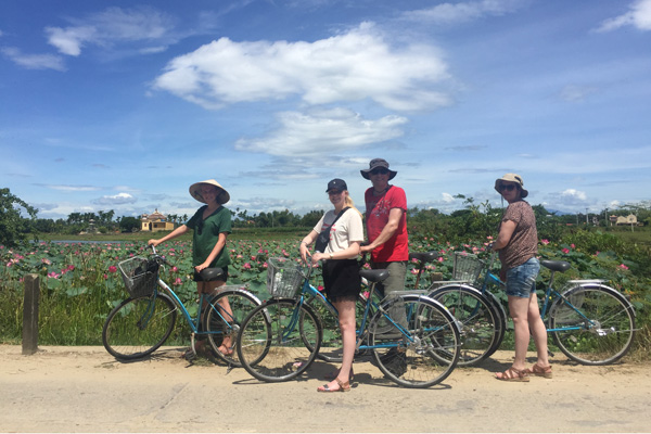 Tra Que Vegetable Village Half Day Tour: Biking, being farmer, lunch, the locals