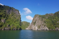 Halong Deluxe Cruise Day Tour from Hanoi: 6-hour cruise; Cave; Beach; Kayaking; Cave
