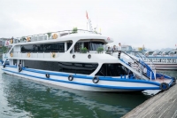 Halong Luxury Cruise Day Trip: Limousine transfer, 6hour Cruise, Kayaking, Caving